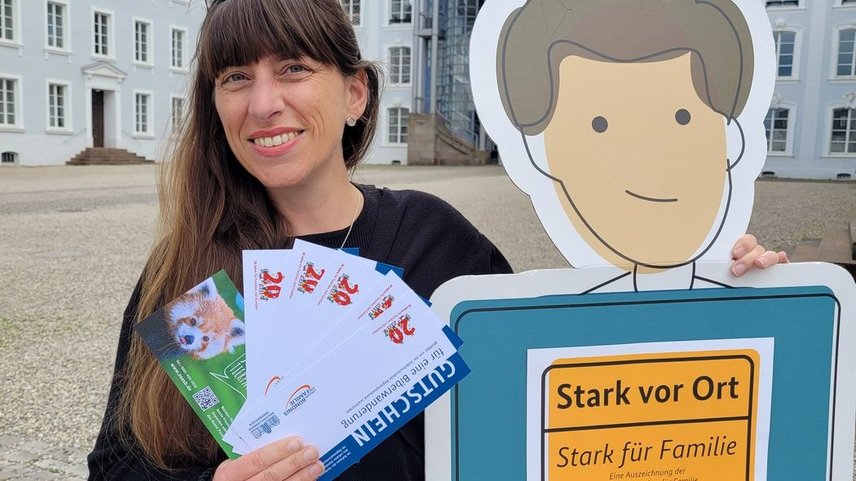 Bündniskoordinatorin Mirjam Altmeier-Koletzki präsentiere die Tickets für die Erlebnistage, die es anlässlich des Jubiläums zu gewinnen gab.