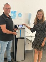 Refill-Station im Gesundheitsamt Zwei Mitarbeitende des Gesundheitsamtes am Wasserspender im Gesundheitsamt. Damit beteiligt sich das Gesundheitsamt an der Refill-Aktion.