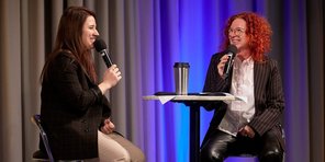 Isabell Krohn im Gespräch mit Jurymitglied und Moderatorin Susanne Wachs. Isabell Krohn und Susanne Wachs im Interview-Gespräch auf der Bühne des Festsaals des Saarbrücker Schlosses.