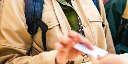 Ehrenamtskarte Mehrere Menschen erhalten am Tresen eine Karte