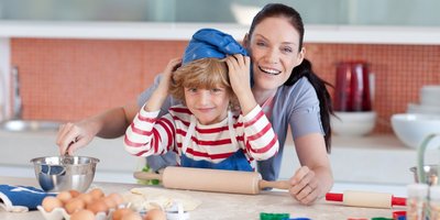 Frau mit Kind beim Backen Frau mit Kind beim Backen