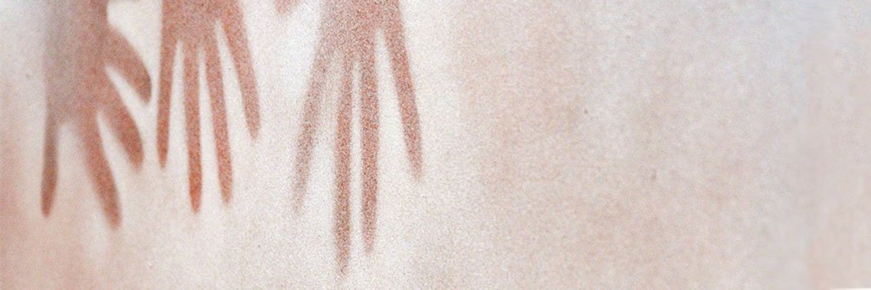 Detailansicht von gemalten Handabdrücken.