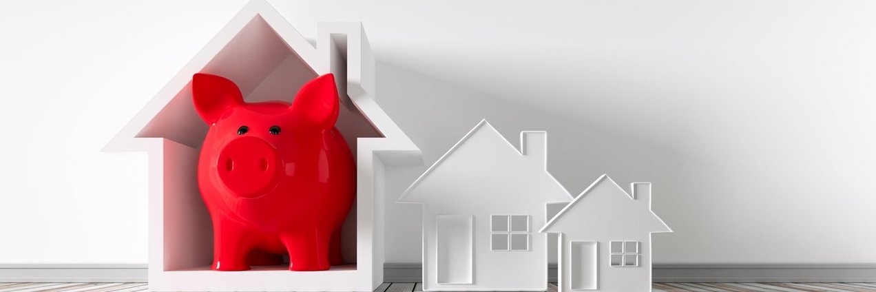 Rotes Sparschwein im Symbolhaus - helles Umfeld Rotes Sparschwein im Symbolhaus - helles Umfeld