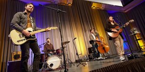 Zum Abschluss präsentierte Isabell Krohn einige Songs mit ihrer Band "The Strangers". Isabell Krohn tritt gemeinsam mit den drei Mitgliedern ihrer Band "The Strangers" auf der Bühne des Festsaals auf. Die drei Männer spielen Gitarre, Schlagzeug und Bass, Isabell Krohn Gitarre.