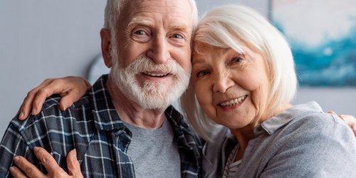 Seniorinnen_und_Senioren Ein Seniorenpaar Arm in Arm