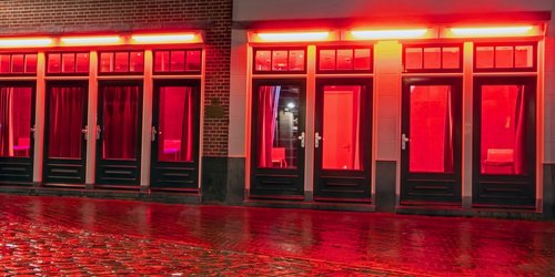 Prostituiertenschutz Blick auf rot beleuchtete Türen