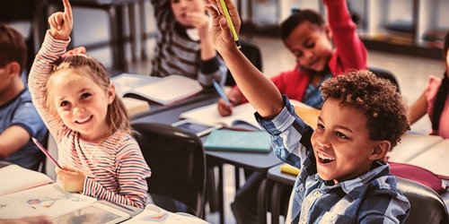 Gruppe von Schülern vor Tafel mit Kreidezeichnung von Hüten Gruppe von Schülern vor Tafel mit Kreidezeichnung von Hüten