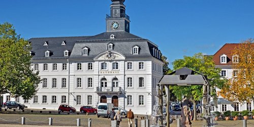 Saarbrücken Altes Rathaus am Schlossplatz im Sommer altes Rathaus Gebäude welches als Hauptsitz der VHS Saarbrücken dient