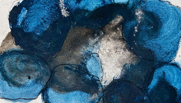 Triptichon_34x15.indd Ein abstraktes Gemälde mit mehreren aneinander geformten blauen Kreisen auf grau-beigefarbenem Hintergrund.