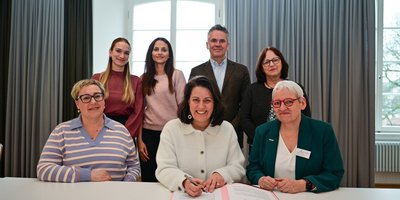 Vertragsunterzeichnung Scandienstleistung Image-7503