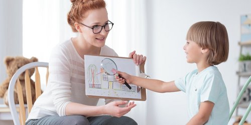 Kind und Frau im Gespräch (Therapie, Adoption, Untersuchung) Frau spricht mit Kind, Kind untersucht Bild mit Lupe