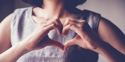 Der Regionalverband lebt gesund Eine junge Frau formt mit den Händen ein Herz