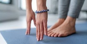 Yoga Frau führt Yogafigur aus