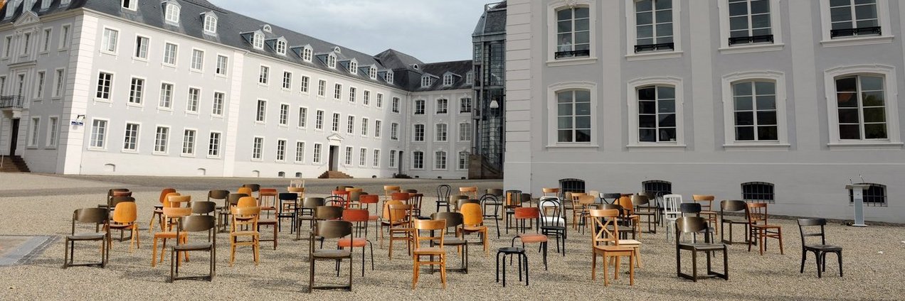 Kunstaktion Erinnerung Gurs Leere Stühle als Kunstaktion zur Erinnerung an die Verschleppten nach Gurs