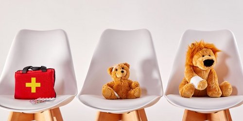 Stofftiere mit Verbänden und Pflaster im Warteuimmer einer Arztpraxis