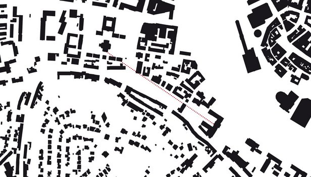 Triptichon_34x15.indd Ein Schwarzplan von Alt-Saarbrücken. Eine rote Linie zeichnet die Sichtachse zwischen dem Saarbrücker Schloss und der Ludwigskirche nach.