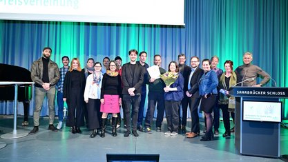 Ein Gruppenfoto mit den Mitgliedern von fugeefilms gGmbH, der Jury des Kulturpreises und Mitarbeitenden des Regionalverbandes Saarbrücken.