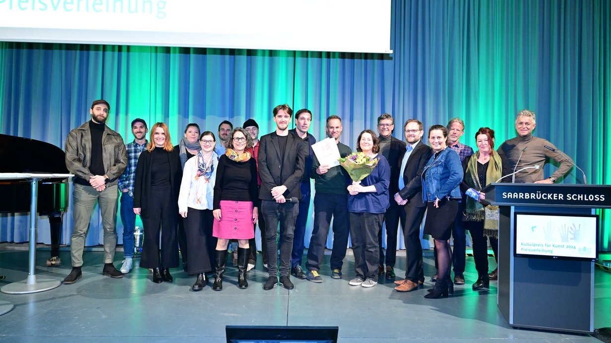 Das Preisträger-Team von fugeefilms gGmbH (Mitte) mit der Jury des Kulturpreises und Mitarbeitenden des Regionalverbandes. Foto: Stephan Hett/Regionalverband Saarbrücken Ein Gruppenfoto mit den Mitgliedern von fugeefilms gGmbH, der Jury des Kulturpreises und Mitarbeitenden des Regionalverbandes Saarbrücken.