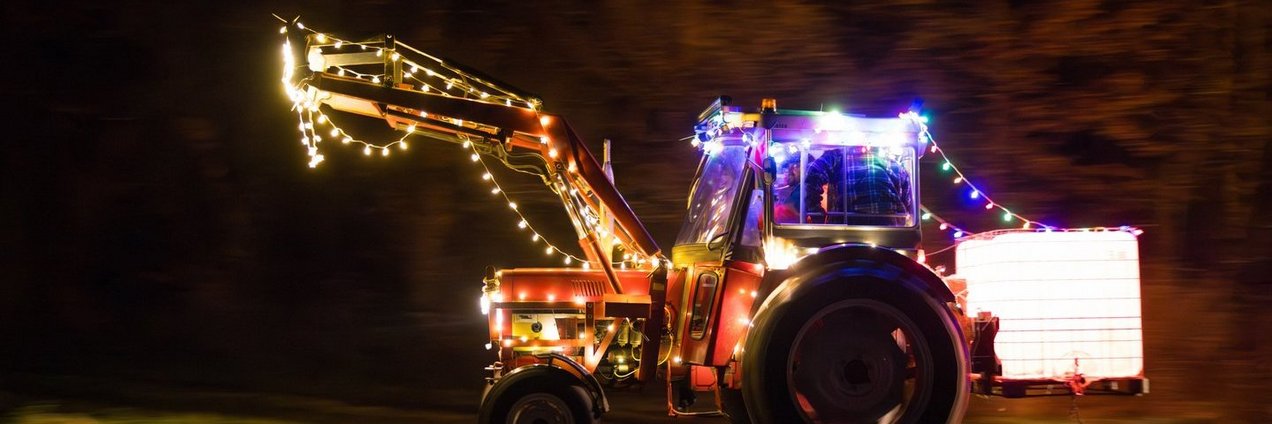 Beleuchteter Traktor während einer Lichterfahrt im Advent oder einem Protest