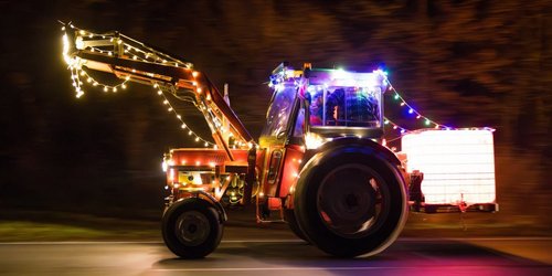 Beleuchteter Traktor während einer Lichterfahrt im Advent oder einem Protest