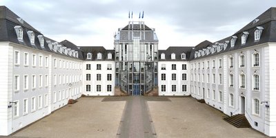 Blick auf das Saarbrücker Schloss aus erhöhter Perspektive