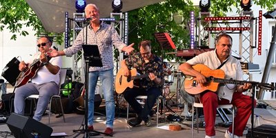 Die vier Musiker von Mano sinto auf der Schlossgartenbühne