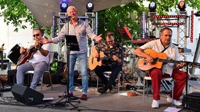 Die vier Musiker von Mano sinto auf der Schlossgartenbühne
