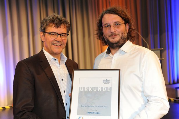 Regionalverbandsdirektor Peter Gillo hielt die Laudatio und überreichte die Urkunde an Manuel Sattler DSC_2463_Vorstufe