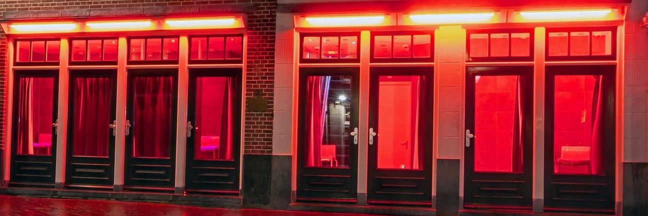 Prostituiertenschutz Blick auf rot beleuchtete Türen