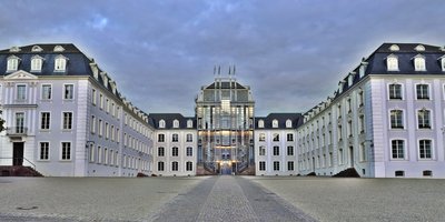 Schloss aus Bodenperspektive in Abenddämmerung