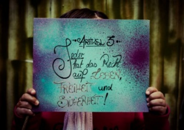 „UNSERE RECHTE – kennst du die Menschenrechte“ 2015: In Workshops mit Jugendlichen wurden die allgemeinen Menschenrechte vorgestellt, besprochen und Engagement zu ihrer Publikation entwickelt. Im Anschluss erfolgte eine Gestaltung der erarbeiteten Inhalte auf Postkarten und Plakaten, die in der Region Saarbrücken ausgelegt und verteilt wurden. 2379rq