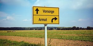 Verkehrsschild gibt die Möglichkeiten „Vorsorge oder Armut“ an