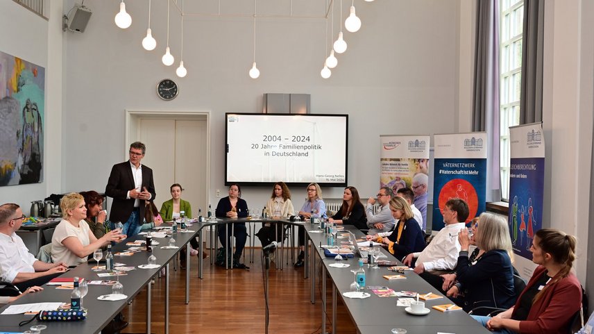 Regionalverbandsdirektor Peter Gillo eröffnet die Sitzung der Arbeitsgruppe des Lokalen Bündnisses für Familie im Regionalverband Saarbrücken.