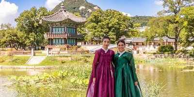 Zwei Koreaner in der traditionellen Hanbok-Kleidung