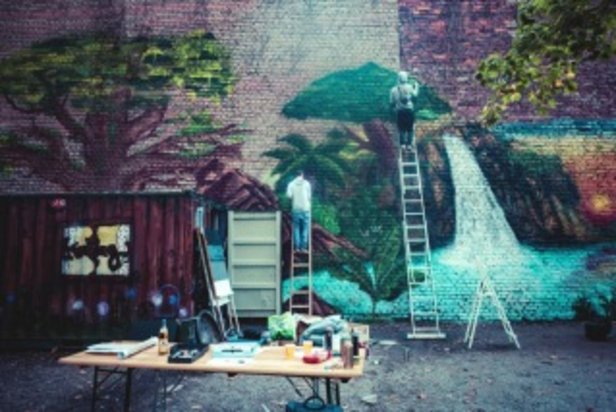 „MALSTATT KULT – viel Farbe und ein Fest“ 2015
Die Künstlergruppe setzte sich 2015 zum Ziel, den Saarbrücker Stadtteil Malstatt durch künstlerische Akzente attraktiver zu machen. Zuerst gestalteten sie gemeinsam mit Jugendlichen ihren Treffpunkt auf dem Kirchberg: ein kleines Container-Dorf vor einer großen Wand! Zum Kirchbergfest zeigten sie ihre Entwürfe für weitere Wände in der Umgebung im Rahmen einer Ausstellung. dqg3yc