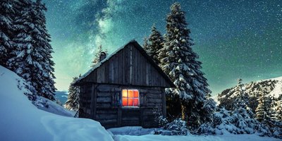 Märchenhaftes Motiv einer fantastischen Winterlandschaft mit Holzhaus in schneebedeckten Bergen. Sternenhimmel mit Milchstraße und schneebedeckter Hütte.