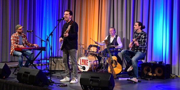 Foto: Stephan Hett Lukas Schüßler mit seiner Band bei der Performance auf der Bühne des Festsaals des Saarbrücker Schlosses.