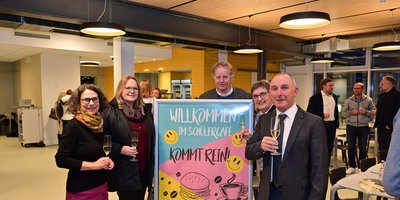 Stoßen gemeinsam auf die neueröffnete Cafeteria an: (v.l.) die Ehrenamtliche Regionalverbandsbeigeordnete Andrea Schrickel, die Bildungsdezernentin des Regionalverbands, Kerstin Theobald, Architekt Henning Freese vom zuständigen Architekturbüro, sowie die ehemalige Schulleiterin Jutta Bost und der Schulleiter des Gymnasiums am Rotenbühl, Oskar Dawo